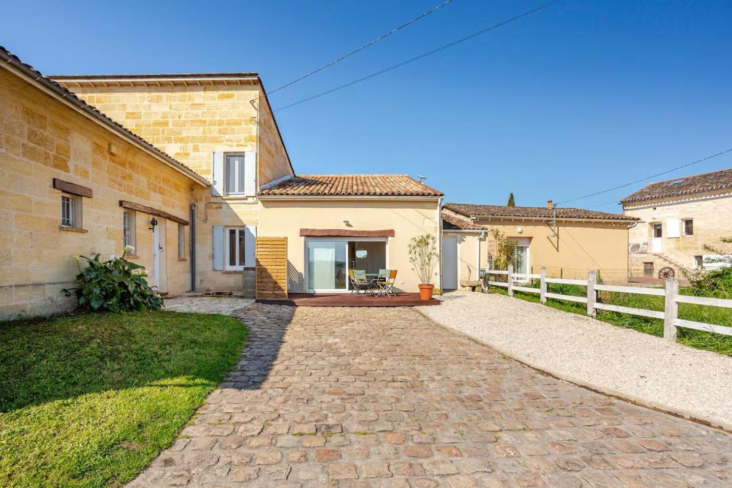 Guesthouse Les Maurins Saint-Sulpice-de-Faleyrens Esterno foto